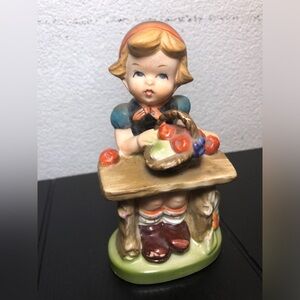 VINTAGE PORCELAIN GIRL  FIGURE UCAGO GIRL APPLES & NAPCO